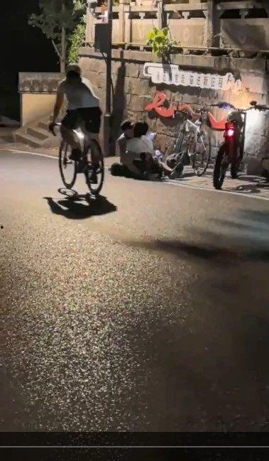 吃瓜骑行圈接吻事件视频,吃瓜群众目睹接吻事件