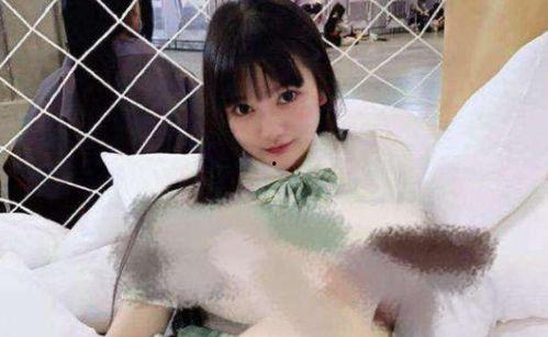 漫展吃瓜事件抱人视频,抱人视频引发网友热议